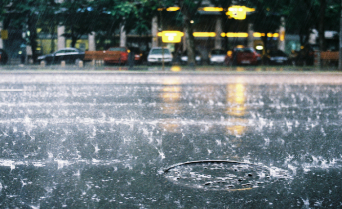 雨が道路に落ちて水しぶきをあげている